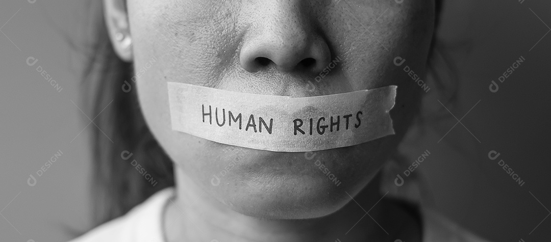 Mulher com boca selada em fita adesiva com mensagem de direitos humanos