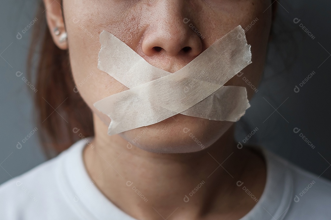 Mulher com a boca selada em fita adesiva. Liberdade de expressão, liberdade de imprensa, direitos humanos, ditadura de protesto, democracia, liberdade, igualdade e conceitos de fraternidade