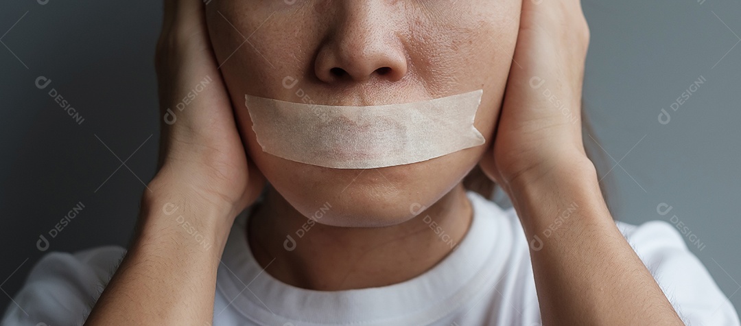Mulher com a boca selada em fita adesiva. Liberdade de expressão, liberdade de imprensa, direitos humanos, ditadura de protesto, democracia, liberdade, igualdade e conceitos de fraternidade
