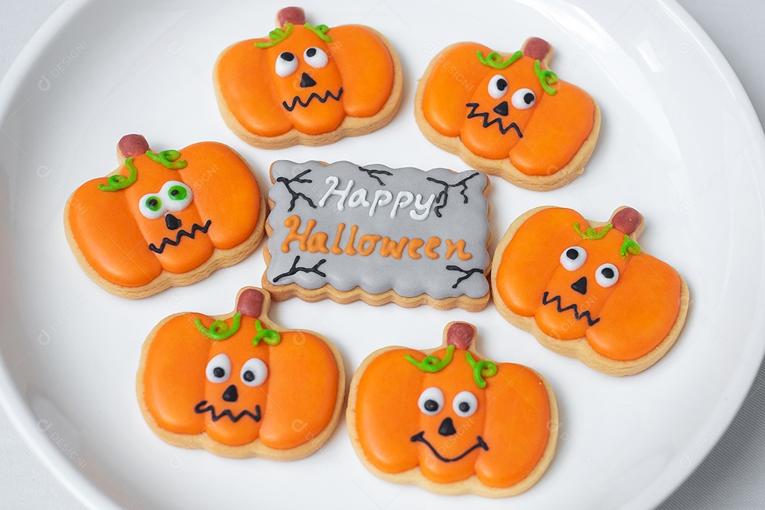 Feliz dia de Halloween com biscoitos engraçados, diferentes biscoitos de abóbora no prato. Truque ou Ameaça, Olá outubro, outono outono, tradicional, festa e conceito de férias