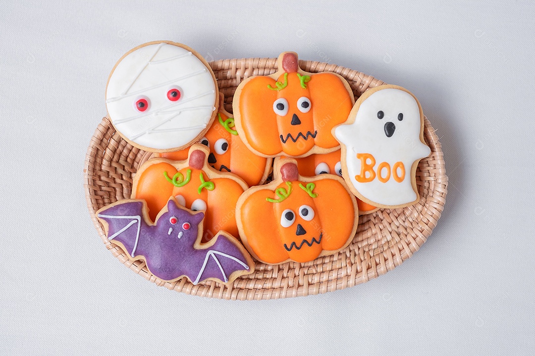 Biscoitos engraçados de Halloween na cesta de madeira. Truque ou Ameaça, Feliz Dia das Bruxas, Olá outubro, outono outono, festivo, festa e conceito de férias