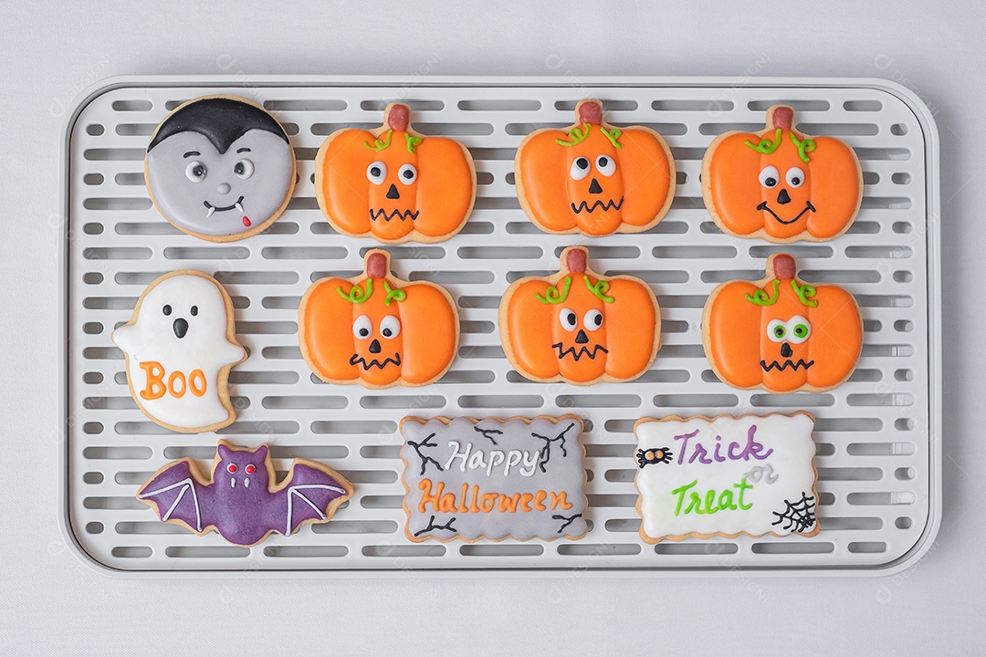 Biscoitos engraçados de Halloween na bandeja. Truque ou Ameaça, Feliz Dia das Bruxas, Olá outubro, outono outono, festivo, festa e conceito de férias