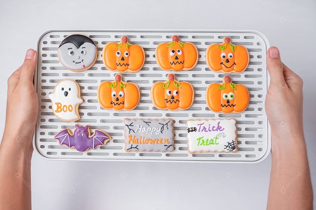 Biscoitos engraçados de Halloween na bandeja. Truque ou Ameaça, Feliz Dia das Bruxas, Olá outubro, outono outono, festivo, festa e conceito de férias