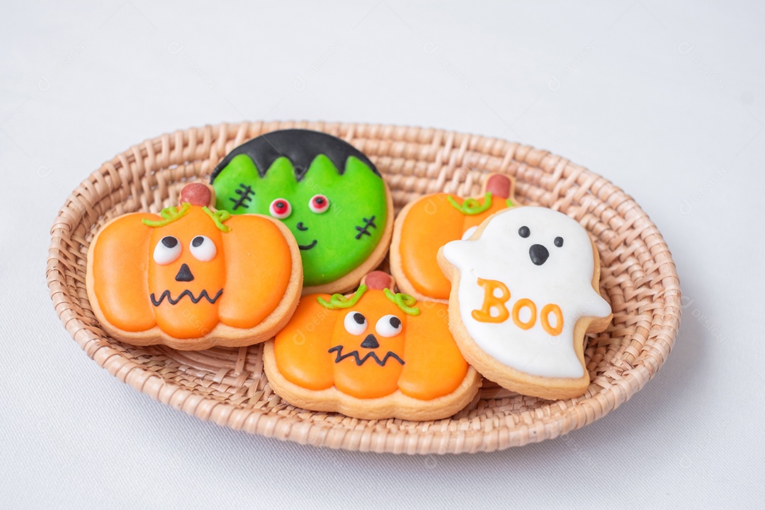 Biscoitos engraçados de Halloween na cesta de madeira. Truque ou Ameaça, Feliz Dia das Bruxas, Olá outubro, outono outono, festivo, festa e conceito de férias