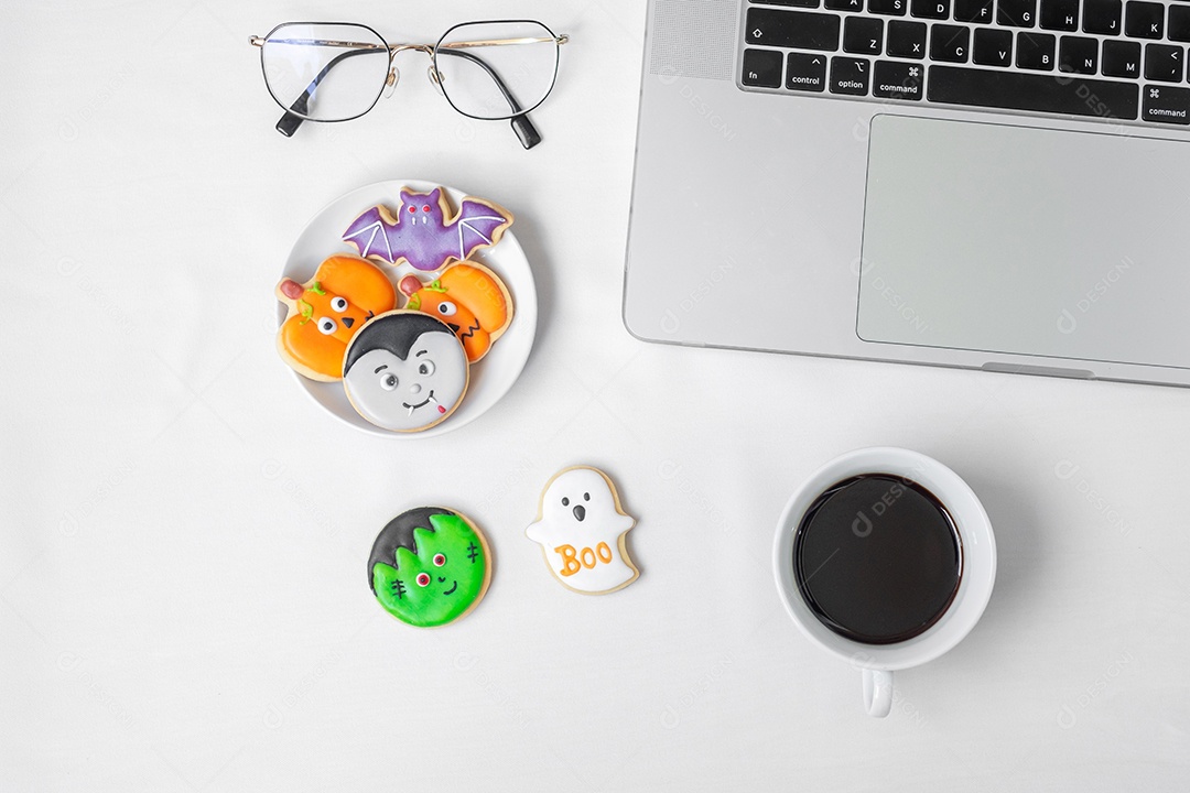 Cookies de Halloween, café quente e computador portátil em fundo branco. Feliz dia das bruxas, compras online, Olá outubro, outono outono, festivo, festa e conceito de férias
