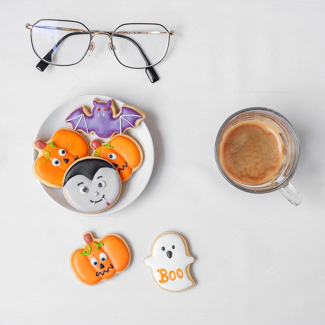 Café expresso quente ou xícara de chocolate com biscoitos engraçados de Halloween. Feliz dia de Halloween, truque ou ameaça, Olá outubro, outono outono, tradicional, festa e conceito de férias