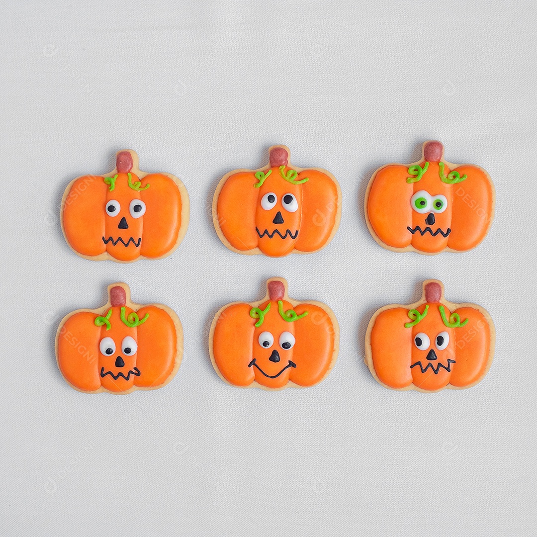 Feliz dia de Halloween com biscoitos engraçados, diferentes biscoitos de abóbora no fundo da mesa. Truque ou Ameaça, Olá outubro, outono outono, tradicional, festa e conceito de férias