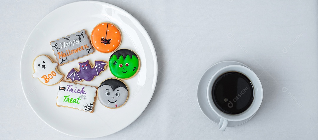 Xícara de café quente com biscoitos engraçados de Halloween. Feliz dia de Halloween, truque ou ameaça, Olá outubro, outono outono, tradicional, festa e conceito de férias