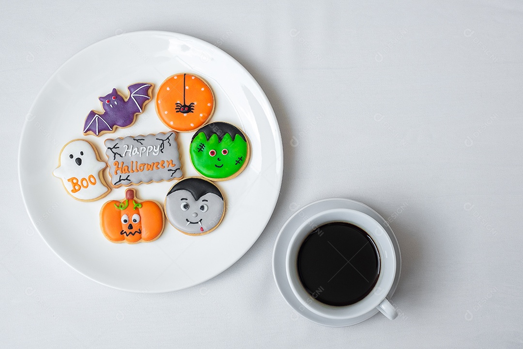 Xícara de café quente com biscoitos engraçados de Halloween. Feliz dia de Halloween, truque ou ameaça, Olá outubro, outono outono, tradicional, festa e conceito de férias