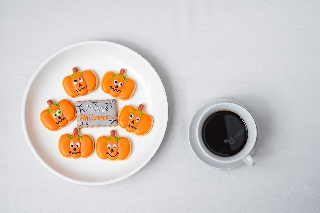 Xícara de café quente com biscoitos engraçados de Halloween. Feliz dia de Halloween, truque ou ameaça, Olá outubro, outono outono, tradicional, festa e conceito de férias