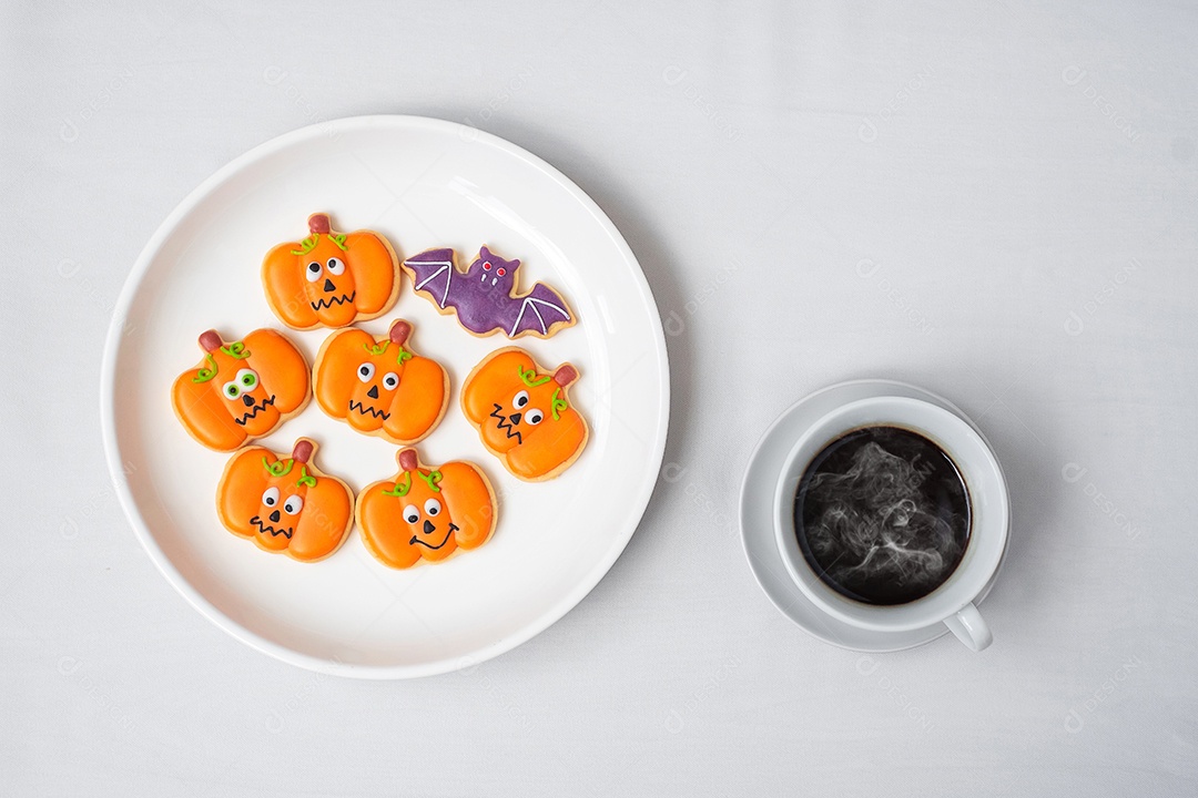 Xícara de café quente com biscoitos engraçados de Halloween. Feliz dia de Halloween, truque ou ameaça, Olá outubro, outono outono, tradicional, festa e conceito de férias