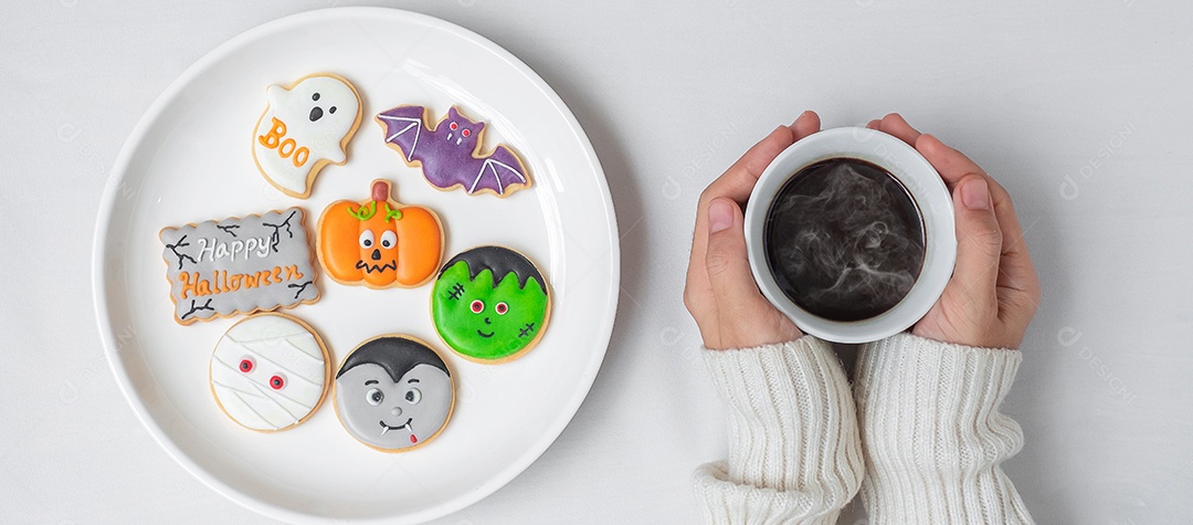 Xícara de café quente com biscoitos engraçados de Halloween. Feliz dia de Halloween, truque ou ameaça, Olá outubro, outono outono, tradicional, festa e conceito de férias