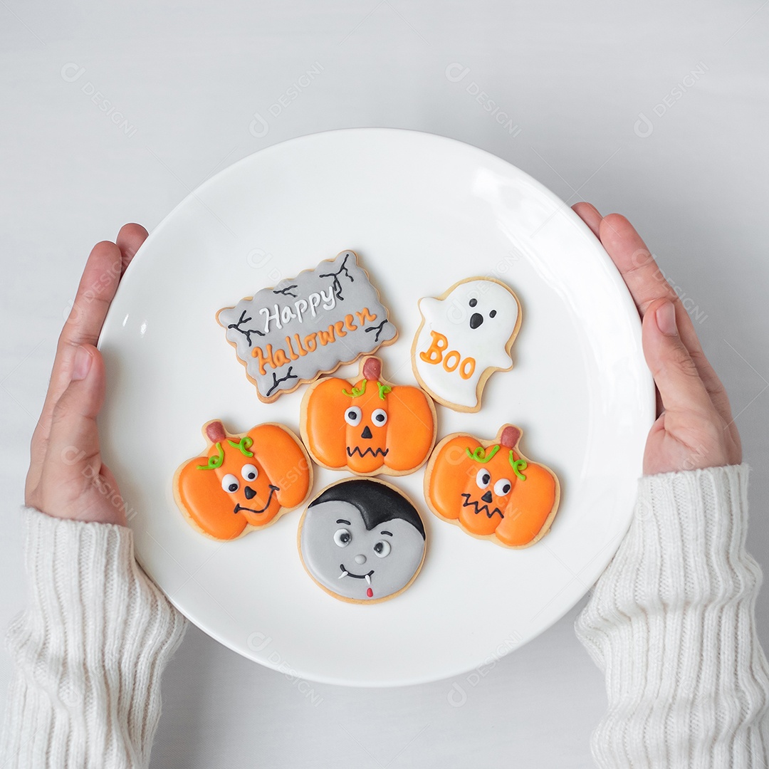 Mão de uma mulher segurando o prato de biscoitos de Halloween engraçados. Feliz dia de Halloween, truque ou ameaça, Olá outubro, outono outono, tradicional, festa e conceito de férias