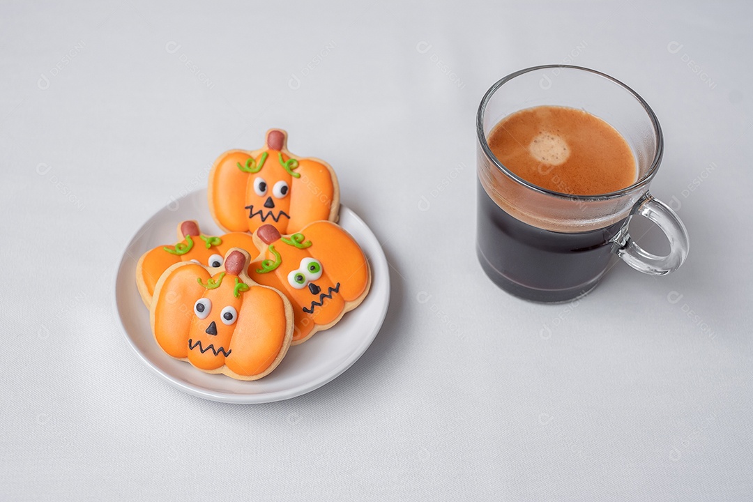 Café expresso quente ou xícara de chocolate com biscoitos engraçados de Halloween. Feliz dia de Halloween, truque ou ameaça, Olá outubro, outono outono, tradicional, festa e conceito de férias