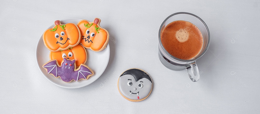 Café expresso quente ou xícara de chocolate com biscoitos engraçados de Halloween. Feliz dia de Halloween, truque ou ameaça, Olá outubro, outono outono, tradicional, festa e conceito de férias