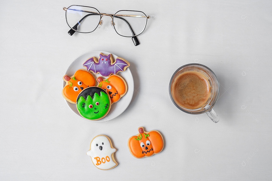 Café expresso quente ou xícara de chocolate com biscoitos engraçados de Halloween. Feliz dia de Halloween, truque ou ameaça, Olá outubro, outono outono, tradicional, festa e conceito de férias