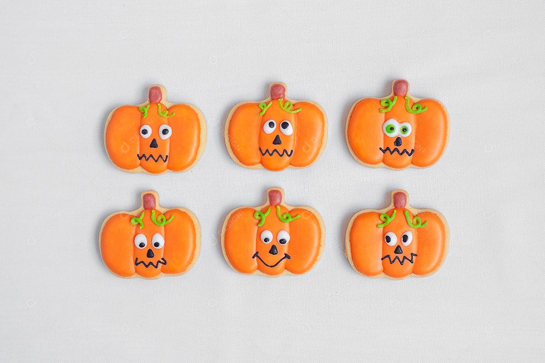 Feliz dia de Halloween com biscoitos engraçados, diferentes biscoitos de abóbora no fundo da mesa. Truque ou Ameaça, Olá outubro, outono outono, tradicional, festa e conceito de férias