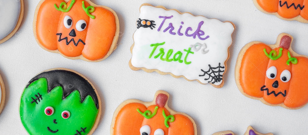 Biscoitos engraçados de Halloween em fundo branco. Truque ou Ameaça, Feliz Dia das Bruxas, Olá outubro, outono outono, festivo, festa e conceito de férias