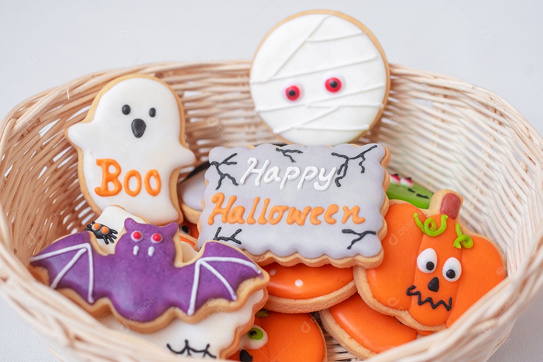 Biscoitos engraçados de Halloween na cesta de madeira. Truque ou Ameaça, Feliz Dia das Bruxas, Olá outubro, outono outono, festivo, festa e conceito de férias