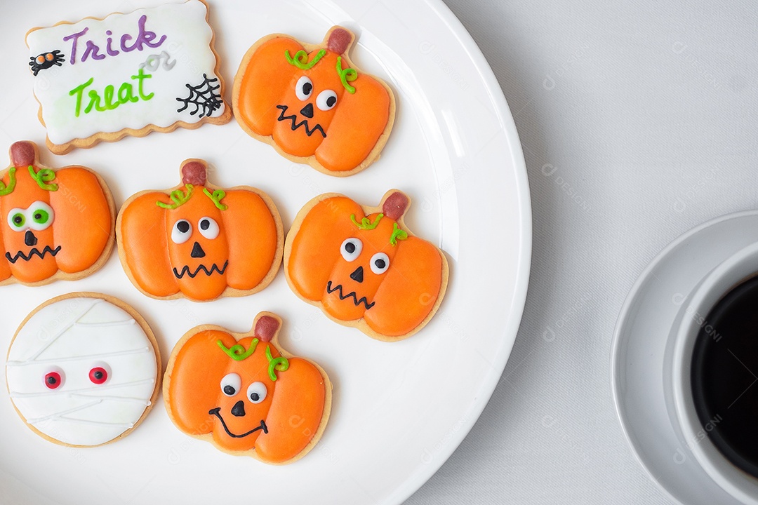 Xícara de café quente com biscoitos engraçados de Halloween. Feliz dia de Halloween, truque ou ameaça, Olá outubro, outono outono, tradicional, festa e conceito de férias