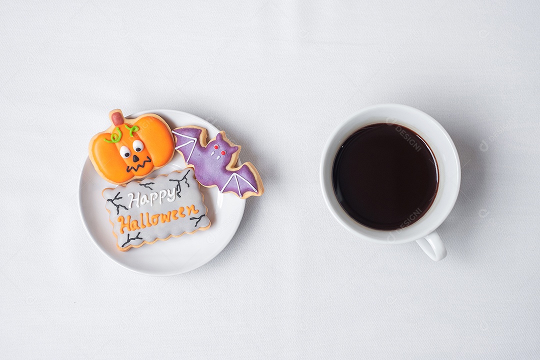 Xícara de café quente com biscoitos engraçados de Halloween. Feliz dia das bruxas.