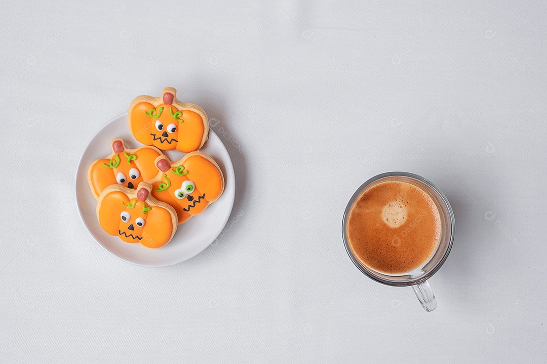 Café expresso quente ou xícara de chocolate com engraçado Halloween.