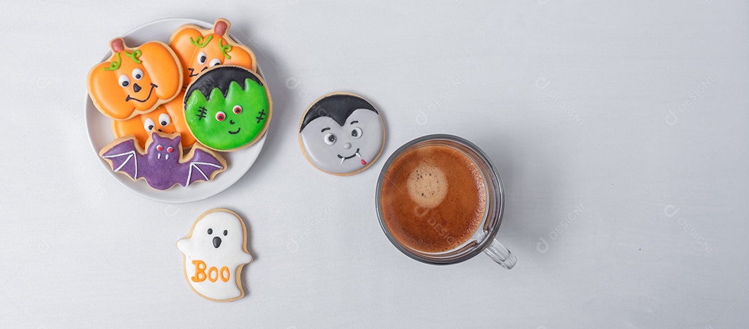 Café expresso quente ou xícara de chocolate com engraçado Halloween Cooki