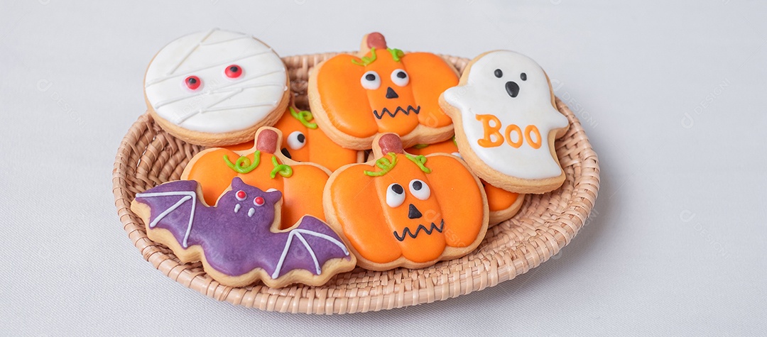 Biscoitos engraçados de Halloween na cesta de madeira. Truque ou Ameaça, Feliz Dia das Bruxas, Olá outubro, outono outono, festivo, festa e conceito de férias