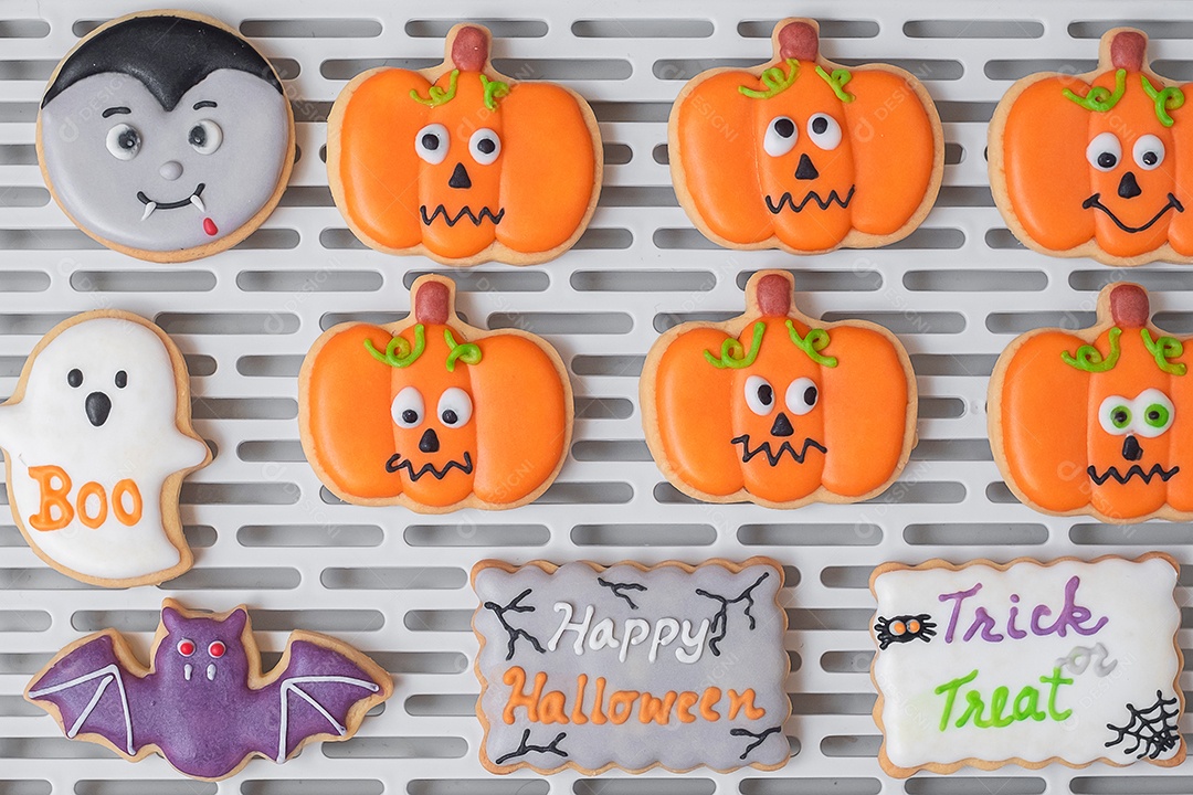 Biscoitos engraçados de Halloween na bandeja. Truque ou Ameaça, Feliz Dia das Bruxas.