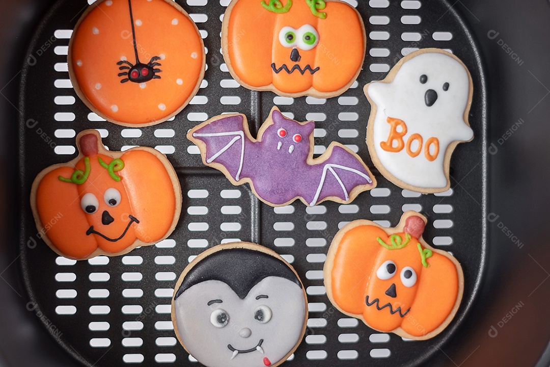 Biscoitos engraçados de Halloween na bandeja. Truque ou Ameaça, Feliz Dia das Bruxas.