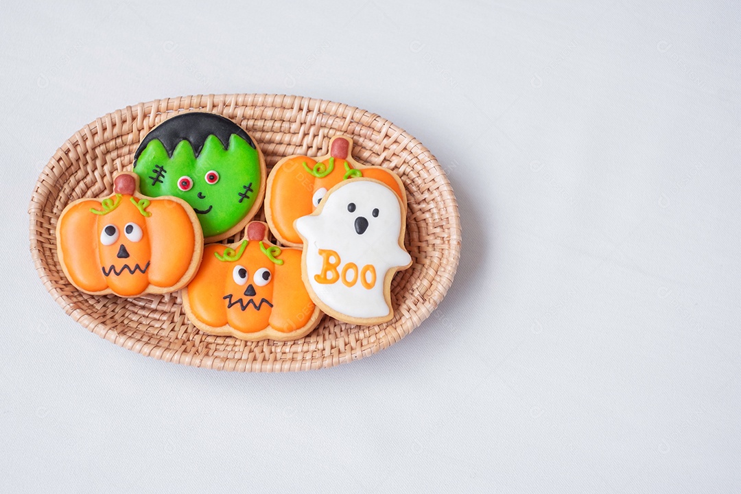 Biscoitos engraçados de Halloween na cesta de madeira. Truque ou Ameaça, Feliz Dia das Bruxas, Olá outubro, outono outono, festivo, festa e conceito de férias