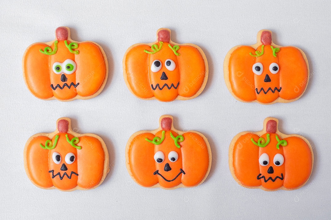 Feliz dia de Halloween com biscoitos engraçados, diferentes biscoitos de abóbora.