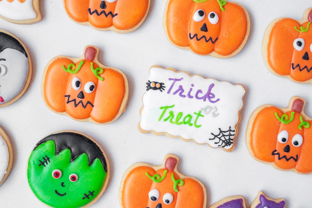 Biscoitos engraçados de Halloween em fundo branco. Truque ou Ameaça