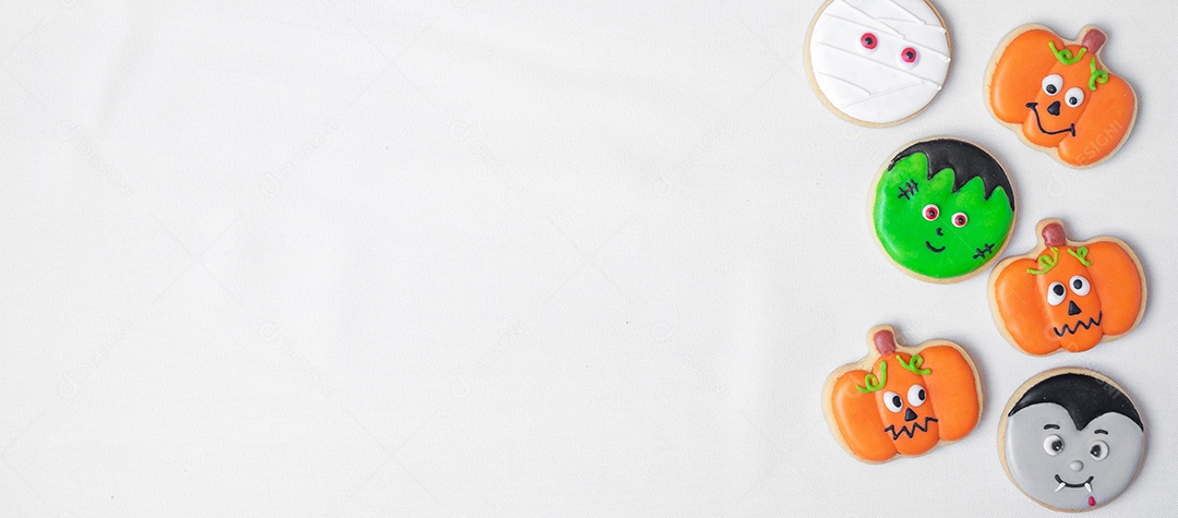 Biscoitos engraçados de Halloween em fundo branco. Truque ou Ameaça