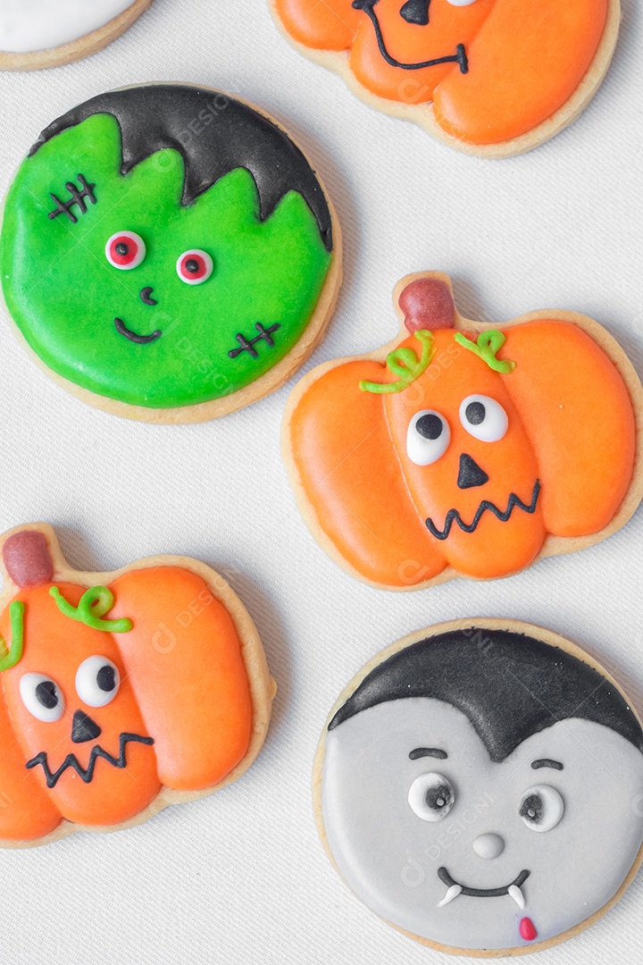 Biscoitos engraçados de Halloween em fundo branco. Truque ou Ameaça, Feliz Dia das Bruxas, Olá outubro, outono outono, festivo, festa e conceito de férias