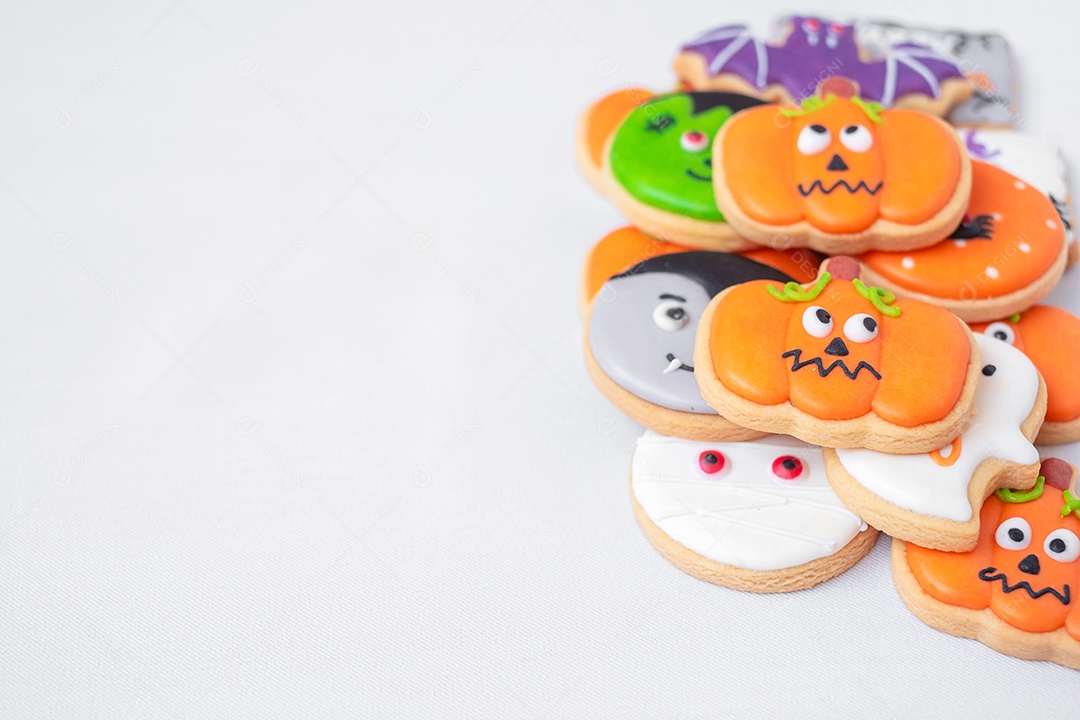 Biscoitos engraçados de Halloween em fundo branco. Truque ou Ameaça, Feliz Dia das Bruxas, Olá outubro, outono outono, festivo, festa e conceito de férias