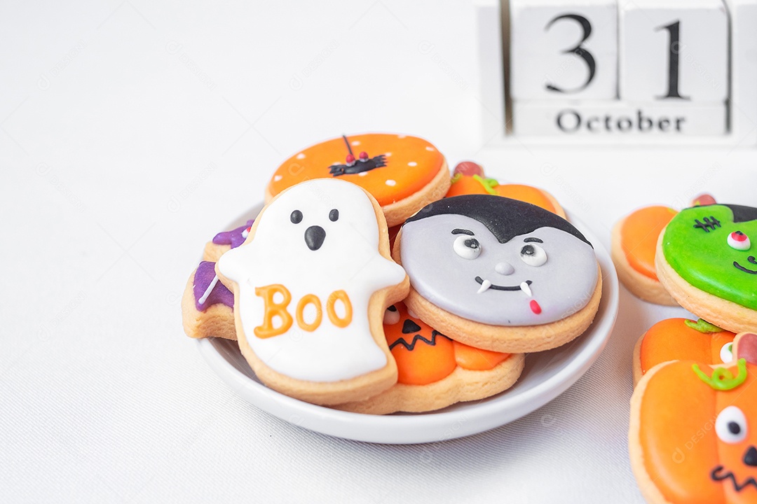 Cookies engraçados de Halloween com calendário de 31 de outubro em fundo branco. Truque ou Ameaça, Feliz Dia das Bruxas, Olá outubro, outono outono, festivo, festa e conceito de férias