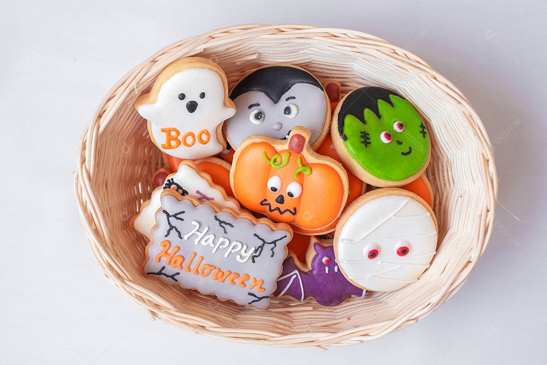 Biscoitos engraçados de Halloween na cesta de madeira. Truque ou Ameaça, Feliz Dia das Bruxas, Olá outubro, outono outono, festivo, festa e conceito de férias