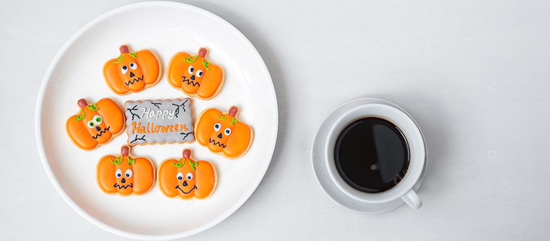 Xícara de café quente com biscoitos engraçados de Halloween. Feliz dia de Halloween, truque ou ameaça, Olá outubro, outono outono, tradicional, festa e conceito de férias
