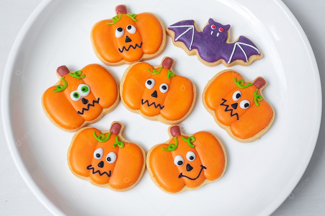 Feliz dia de Halloween com biscoitos engraçados, diferentes biscoitos de abóbora no prato. Truque ou Ameaça, Olá outubro, outono outono, tradicional, festa e conceito de férias