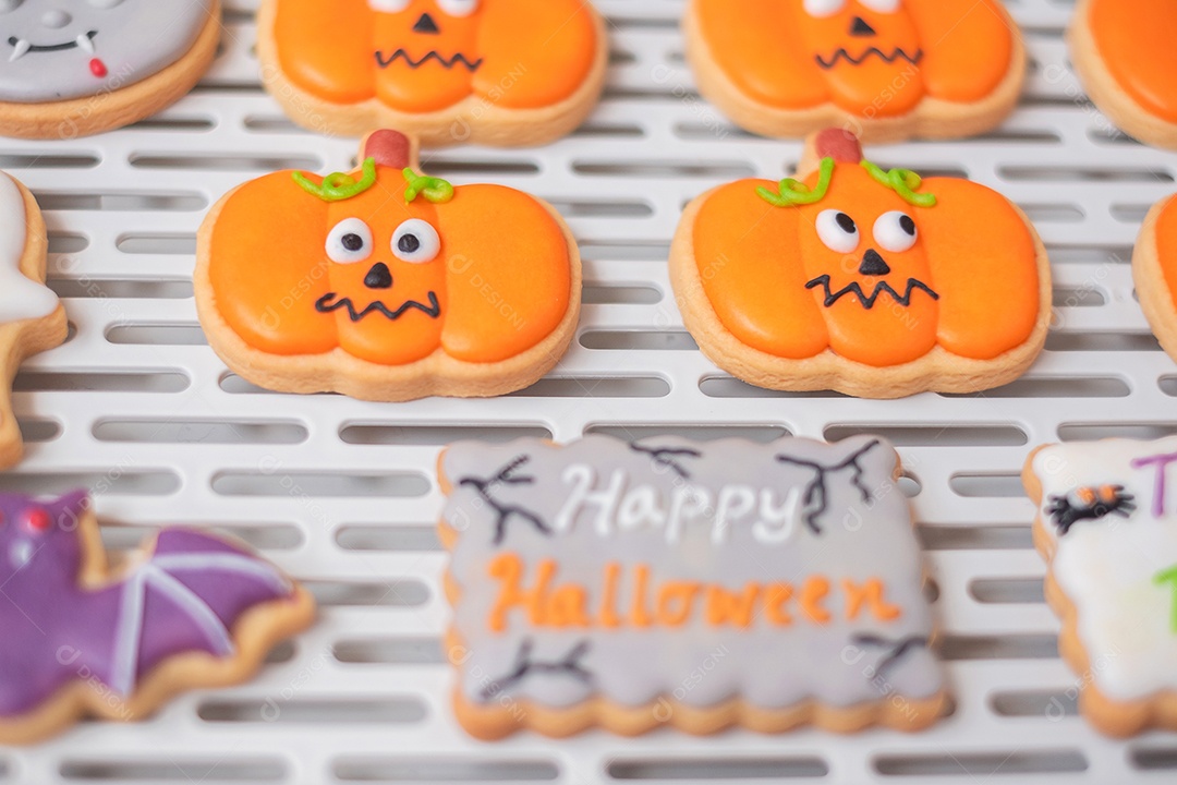 Biscoitos engraçados de Halloween na bandeja. Truque ou Ameaça, Feliz Dia das Bruxas, Olá outubro, outono outono, festivo, festa e conceito de férias
