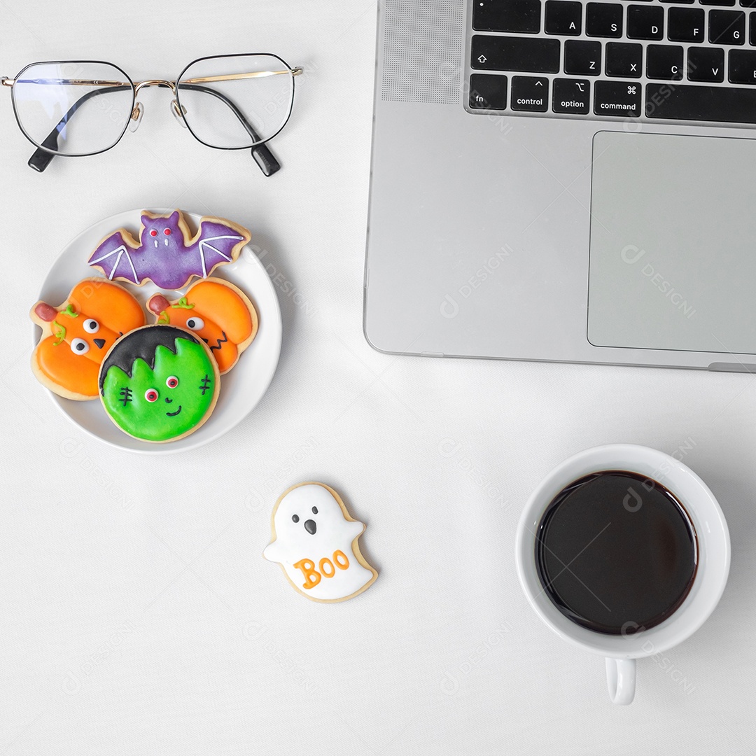 Cookies de Halloween, café quente e computador portátil em fundo branco. Feliz dia das bruxas, compras online, Olá outubro, outono outono, festivo, festa e conceito de férias