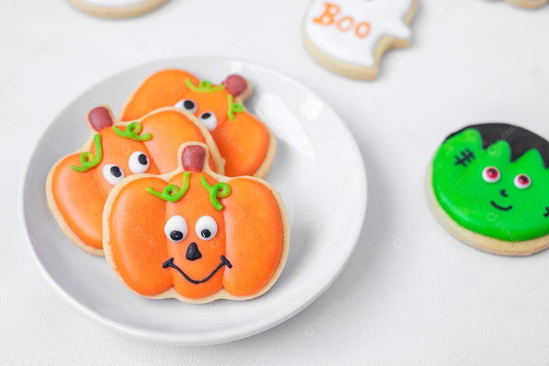 Feliz Dia das Bruxas com biscoitos engraçados; Abóbora, fantasma assustador, múmia assustadora, morcego, frankenstein, drácula e aranha. Truque ou Ameaça, Olá outubro, outono outono, tradicional, festa e conceito de férias