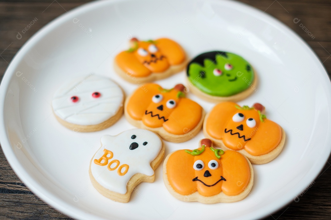 Feliz dia de Halloween com biscoitos engraçados em fundo de mesa de madeira. Truque ou Ameaça, Olá outubro, outono outono, festivo, festa e conceito de férias