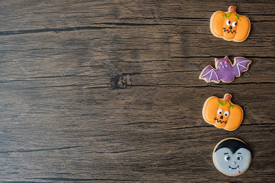 Feliz dia de Halloween com biscoitos engraçados em fundo de mesa de madeira. Truque ou Ameaça, Olá outubro, outono outono, festivo, festa e conceito de férias