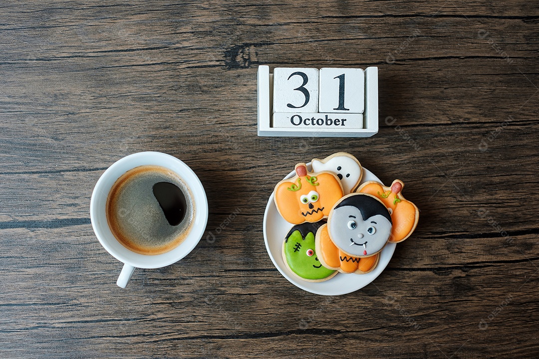 Feliz dia de Halloween com biscoitos, café e calendário de 31 de outubro em fundo branco. Truque ou Ameaça, Olá outubro, outono outono, festivo, festa e conceito de férias