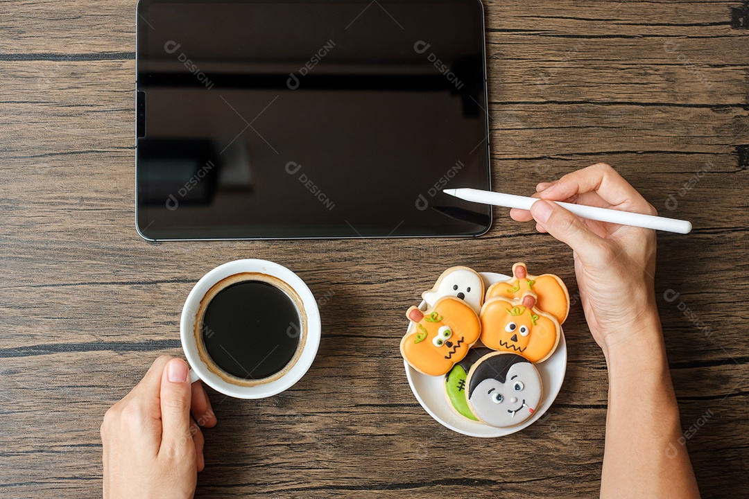 Feliz dia de Halloween com Cookie, café e tablet. compras on-line, Olá outubro, outono outono, festivo, festa e conceito de férias
