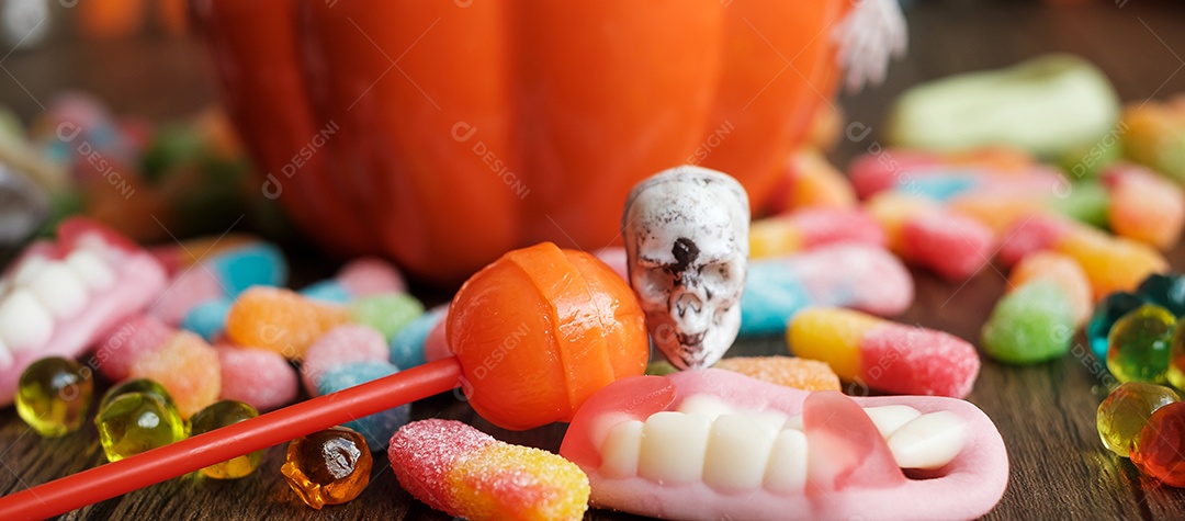 Feliz dia de Halloween com doces fantasmas, tigela de abóbora, lanterna Jack O e decorativo (foco seletivo). Truque ou Ameaça, Olá outubro, outono outono, festivo, festa e conceito de férias