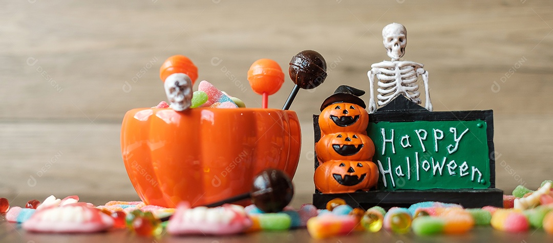 Feliz dia de Halloween com doces fantasmas, tigela de abóbora, lanterna Jack O e decorativo (foco seletivo). Truque ou Ameaça, Olá outubro, outono outono, festivo, festa e conceito de férias