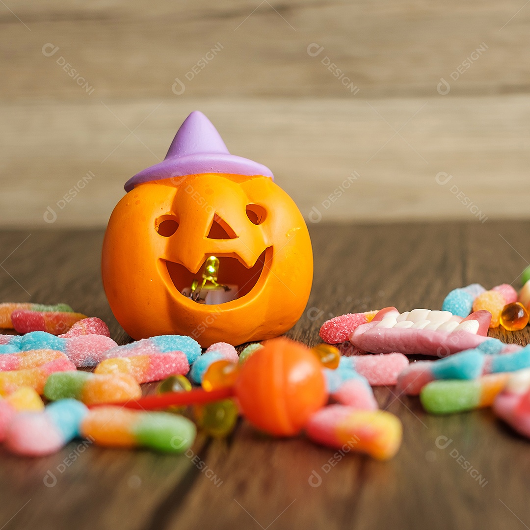 Feliz dia de Halloween com doces fantasmas, tigela de abóbora, lanterna Jack O e decorativo (foco seletivo). Truque ou Ameaça, Olá outubro, outono outono, festivo, festa e conceito de férias